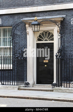 N. 10 di Downing Street. Sportello anteriore del primo ministro britannico residence. Londra, Inghilterra, Regno Unito. Foto Stock