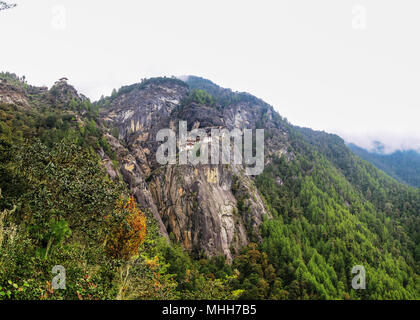 Panorama della valle di Paro e Taktsang lakhang aka tigre nest monastero, Bhutan Foto Stock