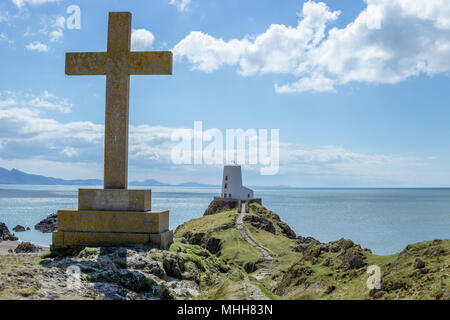 Un ben noto vista della Croce e Twr Mawr Faro di Punta della isola di Llanddwyn su Anglesey, Galles del Nord. Foto Stock