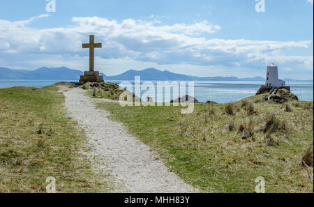 Un ben noto vista della Croce e Twr Mawr Faro di Punta della isola di Llanddwyn su Anglesey, Galles del Nord. Foto Stock