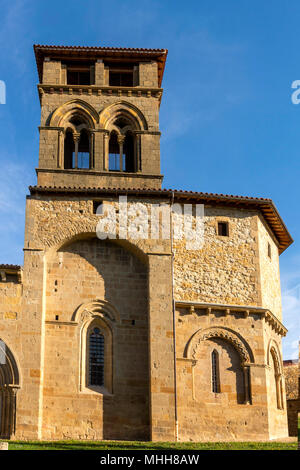 Mailhat. Chiesa romanica con il suo campanile quadrato, Puy de Dome dipartimento, Auvergne-Rhone-Alpes, Francia Foto Stock