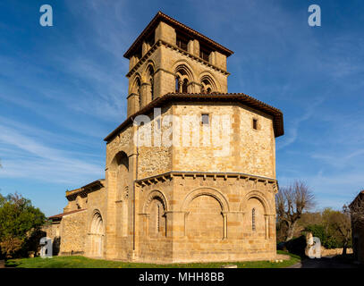 Mailhat. Chiesa romanica con il suo campanile quadrato, Puy de Dome dipartimento, Auvergne-Rhone-Alpes, Francia Foto Stock