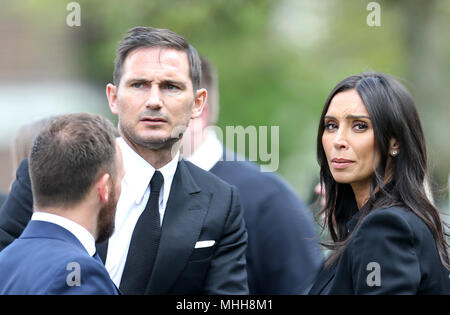 Frank Lampard e Christine Bleakley al di fuori di san Luca e la Chiesa di Cristo, Londra, dove il memoriale di servizio per ex Chelsea player Ray Wilkins si svolge. Wilkins, che ha iniziato un impressionante carriera di giocatore a Stamford Bridge e anche più tardi li allenata, morì 61 anni a seguito di un arresto cardiaco. Foto Stock