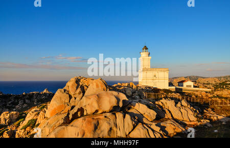 Oceano roccioso litorale panorama con il faro, Sardegna, Italia Foto Stock