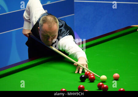 John Higgins durante la sua partita contro Judd Trump durante il giorno undici del 2018 Betfred nel Campionato del Mondo a crogiolo, Sheffield. Foto Stock