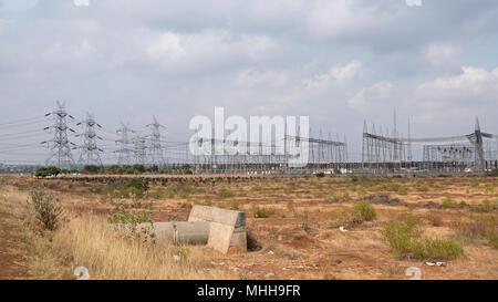 Centrale elettrica e tensione elevata trasmissione di cavi nelle zone rurali del Tamil Nadu, India Foto Stock