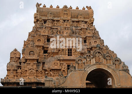 Portale di ingresso, o 'Gopuram', al tempio Brihadeshwara a Tanjore in Tamil Nadu, India Foto Stock