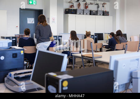 Formazione degli studenti durante la formazione teorica di diventare estetista. Qui la lezione in sala computer. Foto Stock