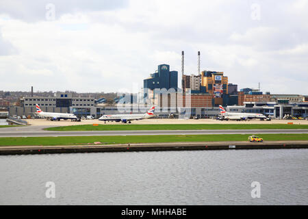 London City aeroporto internazionale, in Royal Docks con la Tate & Lyle factory dietro, nella zona est di Londra, Inghilterra, Regno Unito Foto Stock