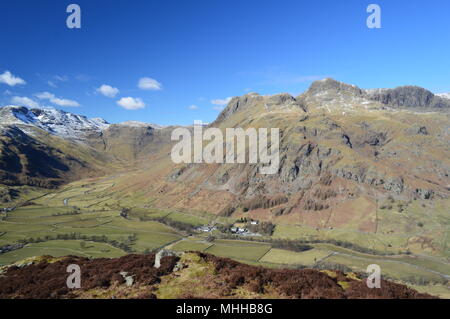 Grande Langdale, Lake District. Langdale Pikes e Bowefell Foto Stock