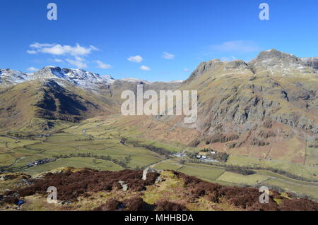 Grande Langdale, Lake District. Langdale Pikes e Bowefell Foto Stock