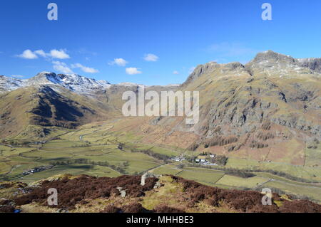 Grande Langdale, Lake District. Langdale Pikes e Bowefell Foto Stock