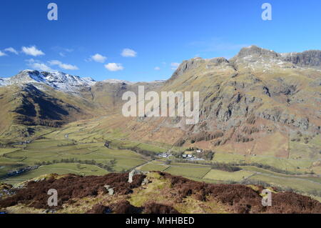 Grande Langdale, Lake District. Langdale Pikes e Bowefell Foto Stock