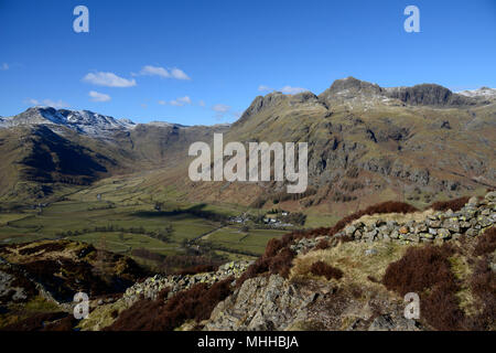 Grande Langdale, Lake District. Langdale Pikes e Bowefell Foto Stock