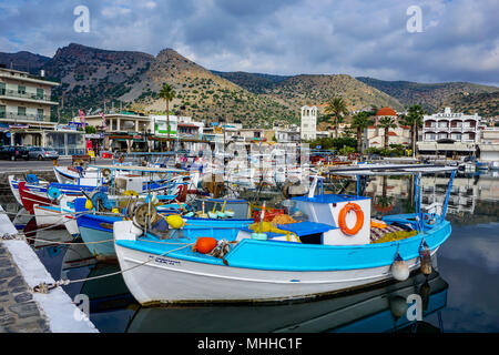 Imbarcazioni di pesca artigianale con Elounda, Creta, Grecia in background Foto Stock