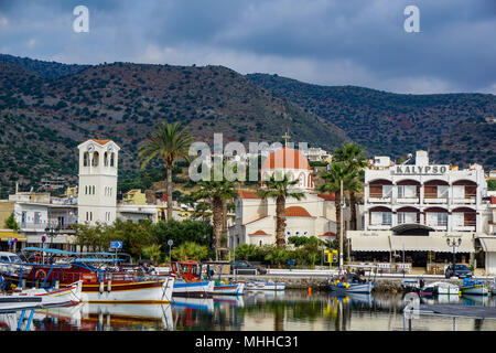 Imbarcazioni di pesca artigianale con Elounda, Creta, Grecia in background Foto Stock