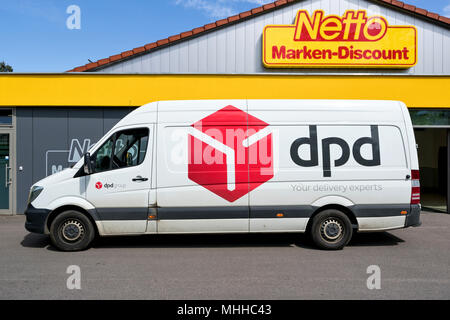 Dpd van consegna al supermercato discount. DPDgroup è la international parcel delivery network di Stato francese di proprietà del servizio postale di La Poste. Foto Stock