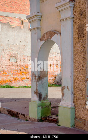 Esterno antico edificio in decadimento Arch, Clifton, Arizona, Stati Uniti d'America Foto Stock