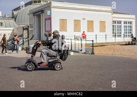 Uomo anziano sulla mobilità di scooter a Worthing Foto Stock