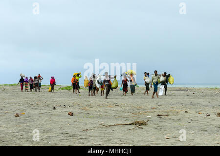 I rifugiati Rohingya a piedi la riva dopo aver attraversato il confine Bangladesh-Myanmar in barca attraverso la baia del Bengala in Shah Porir Dwip. Teknaf, Cox's B Foto Stock