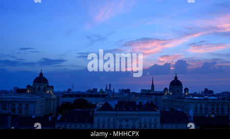 Sunrise skyline Città Vecchia o Innere Stadt Vienna, Austria. Da sinistra Naturhistorisches Museum, la cattedrale di Santo Stefano, il Kunsthistorisches Museum di Vienna. Foto Stock