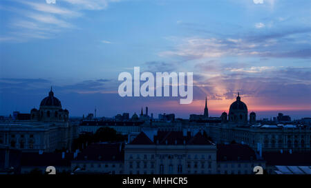 Sunrise skyline Città Vecchia o Innere Stadt Vienna, Austria. Da sinistra Naturhistorisches Museum, la cattedrale di Santo Stefano, il Kunsthistorisches Museum di Vienna. Foto Stock