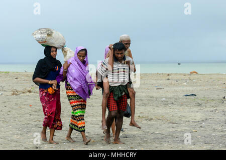 I rifugiati Rohingya a piedi la riva dopo aver attraversato il confine Bangladesh-Myanmar in barca attraverso la baia del Bengala in Shah Porir Dwip. Teknaf, Cox's B Foto Stock