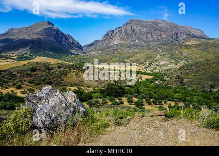 Magico paesaggio montuoso di Creta meridionale vicino Lefkogeia con grande roccia in primo piano Foto Stock