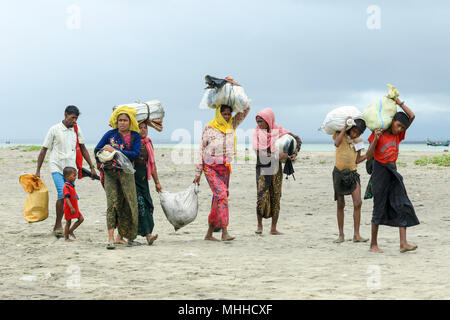 I rifugiati Rohingya a piedi la riva dopo aver attraversato il confine Bangladesh-Myanmar in barca attraverso la baia del Bengala in Shah Porir Dwip. Teknaf, Cox's B Foto Stock