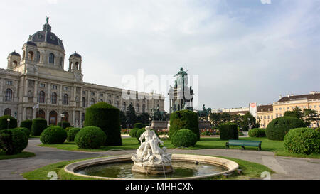 Kunsthistorisches Museum Wien con Asburgo collezioni d'arte, a sinistra e a Maria-Theresien-Platz a Vienna, Austria. Foto Stock