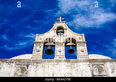 In prossimità delle campane della chiesa con cielo blu sullo sfondo al Monastero di Preveli in Creta, Grecia Foto Stock