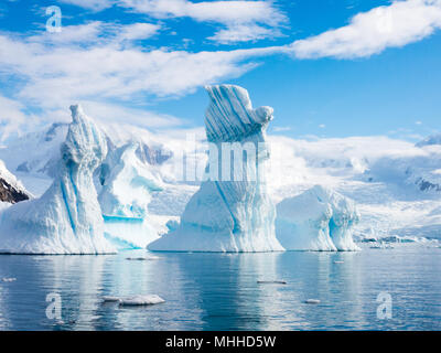 Pinnacle conformato iceberg galleggianti in Andvord Bay vicino a Neko Harbour, Penisola Antartica, Antartide Foto Stock