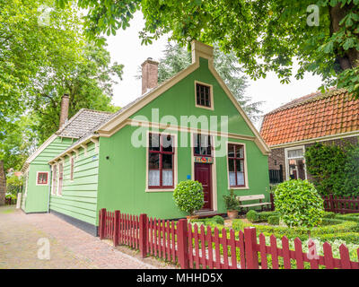 La parte anteriore della casa in legno nel centro storico di Borgo Vecchio Broek in Waterland vicino ad Amsterdam in Olanda Settentrionale, Paesi Bassi Foto Stock