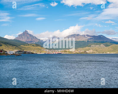 Vista panoramica di Ushuaia e il Monte Olivia nella Terra del fuego montagne dal Canale del Beagle, Argentina Foto Stock