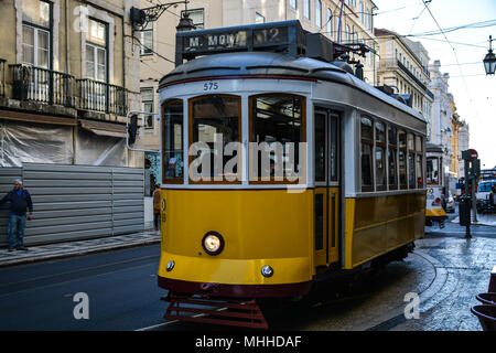 Tram giallo sulla strada di Lisbona, Portogallo. Foto Stock