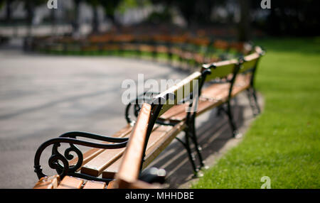 Panchine di Rathaus Park Vienna, Austria. Foto Stock