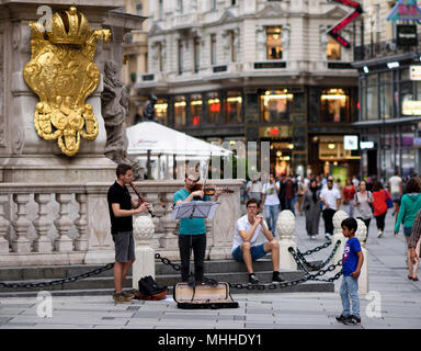 Musicisti suonano presso il Trinity colonna o colonna della Peste sul Graben Vienna, Austria in estate. Foto Stock