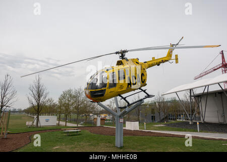 Un vecchio ADAC Salvataggio in elicottero nel Parco i visitatori all'aeroporto di Monaco di Baviera, (Besucherpark des Flughafen München), Monaco di Baviera, Germania. Foto Stock