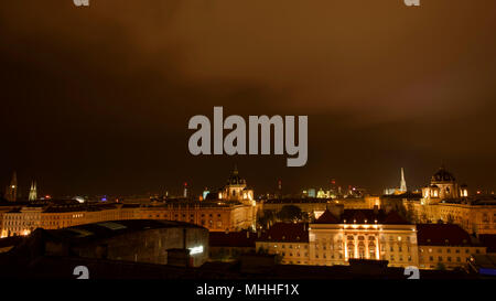 Una serata temporale estivo con lo skyline della Città Vecchia o Innere Stadt di Vienna in Austria. In primo piano è il MuseumsQuartier. Foto Stock