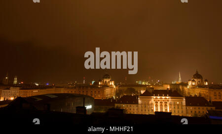 Una serata temporale estivo con lo skyline della Città Vecchia o Innere Stadt di Vienna in Austria. In primo piano è il MuseumsQuartier. Foto Stock