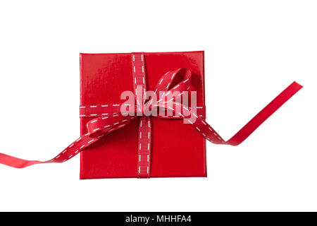 Confezione regalo rossa con nastro rosso isolato su sfondo bianco, vista dall'alto Foto Stock