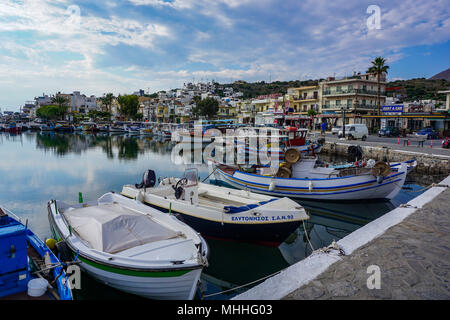 Imbarcazioni di pesca artigianale con Elounda, Creta, Grecia in background Foto Stock