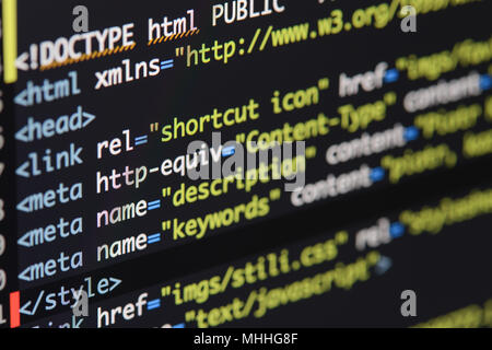 Vero e proprio codice html schermo in via di sviluppo. Flusso di lavoro di programmazione algoritmo astratto concetto. Linee di codice html visibile. Foto Stock