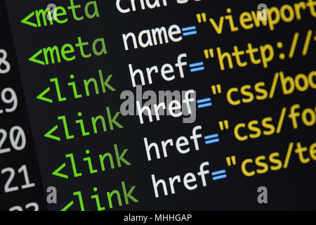 Vero e proprio codice html schermo in via di sviluppo. Flusso di lavoro di programmazione algoritmo astratto concetto. Linee di codice html visibile. Foto Stock
