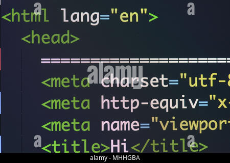 Vero e proprio codice html schermo in via di sviluppo. Flusso di lavoro di programmazione algoritmo astratto concetto. Linee di codice html visibile. Foto Stock