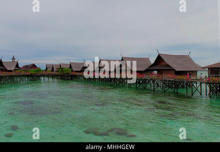 Kapalai Vista Resort turchese paradiso tropicale con acqua cristallina Borneo Indonesia Foto Stock