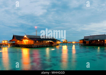 Kapalai Resort vista notte turchese tropicale Paradiso Polinesiano Palm Beach Ocean mare acqua cristallina Borneo Indonesia Foto Stock