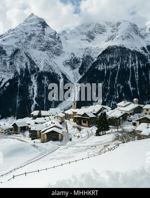 Scenario del famoso il pattinaggio su ghiaccio in inverno resort Davos, in Svizzera. Foto Stock