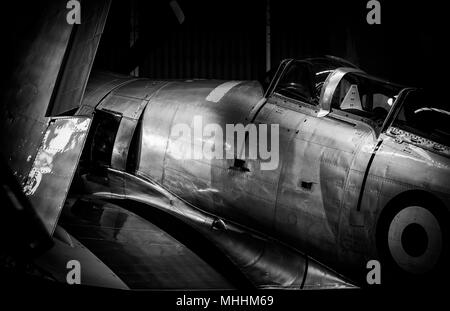 Hawker Sea Fury T20 WG655 in un hangar presso l'Imperial War Museum Duxford. Foto Stock