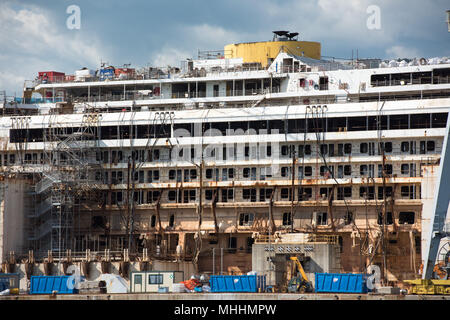 Relitto di Costa Concordia nave nel porto di Genova Foto Stock